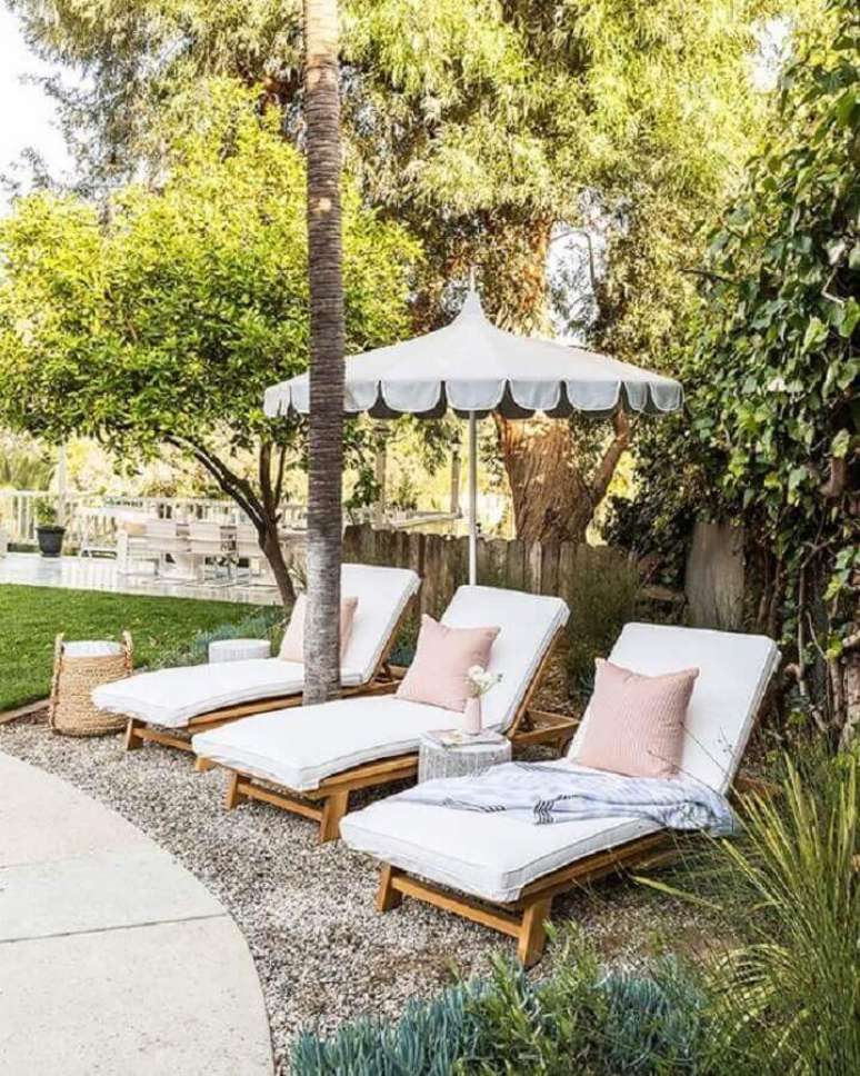 16. &Aacute;rea externa r&uacute;stica decorada com espregui&ccedil;adeira de madeira para piscina &ndash; Foto: MyDomaine