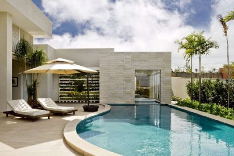 35. Decora&ccedil;&atilde;o de casa com ombrelone e almofadas para espregui&ccedil;adeira de madeira para piscina &ndash; Foto: Bittar Arquitetura