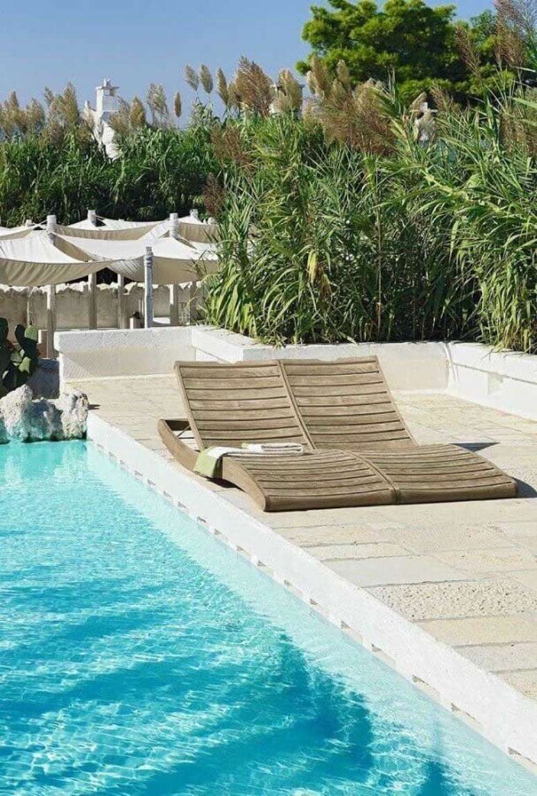 31. Decora&ccedil;&atilde;o de &aacute;rea externa com espregui&ccedil;adeira de madeira para piscina &ndash; Foto: Behance