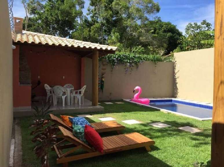 37. Decora&ccedil;&atilde;o de jardim com almofada para espregui&ccedil;adeira de piscina &ndash; Foto: Vila Jaqueira