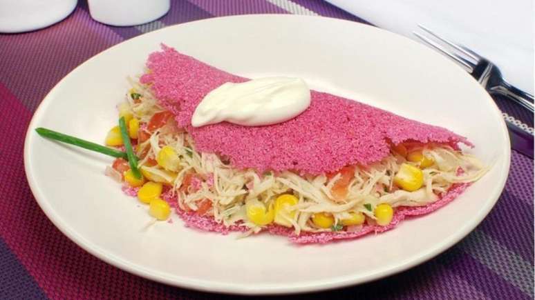 A tapioca de beterraba fica uma del&iacute;cia &ndash; Foto: Guia da Cozinha