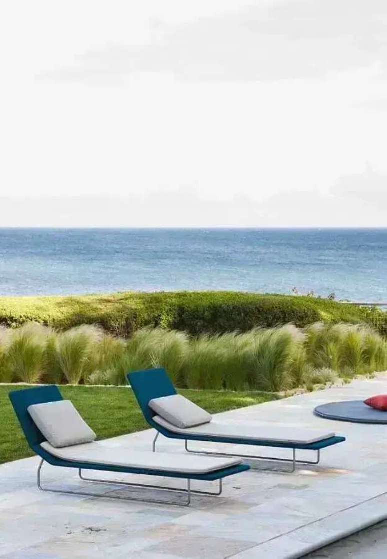 27. Decora&ccedil;&atilde;o com espregui&ccedil;adeira de alum&iacute;nio piscina com design minimalista &ndash; Foto: Home Fashion Trend