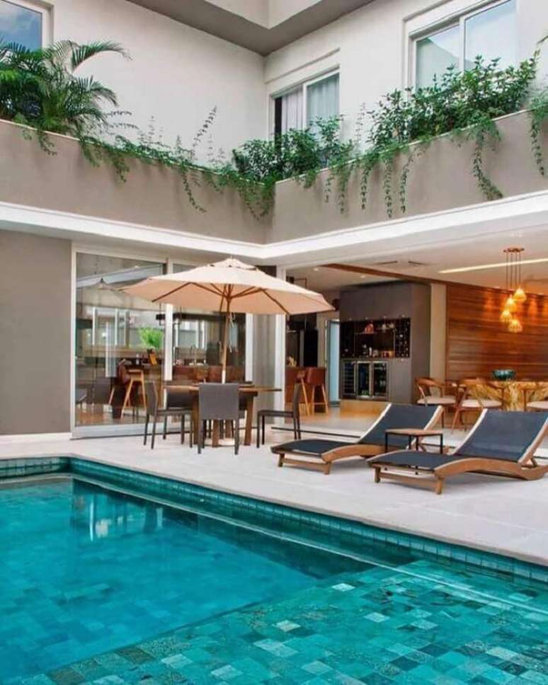 52. Varanda ampla decorada com espregui&ccedil;adeira de piscina &ndash; Foto: Mac Design