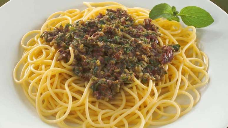Espaguete mediterrâneo – Foto: Guia da Cozinha