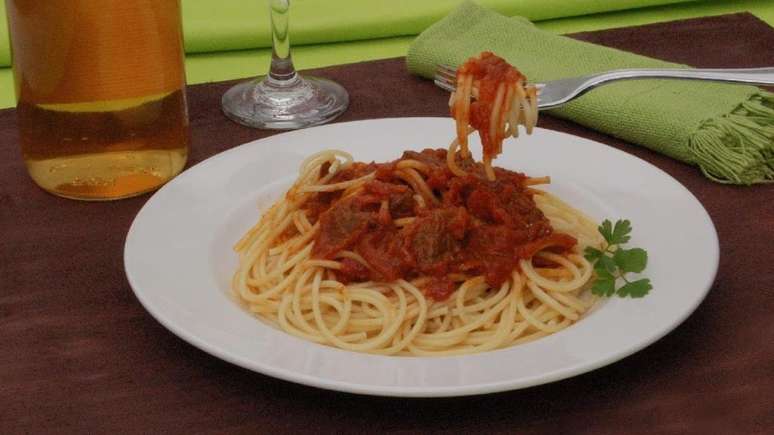 Espaguete com molho ragu – Foto: Guia da Cozinha