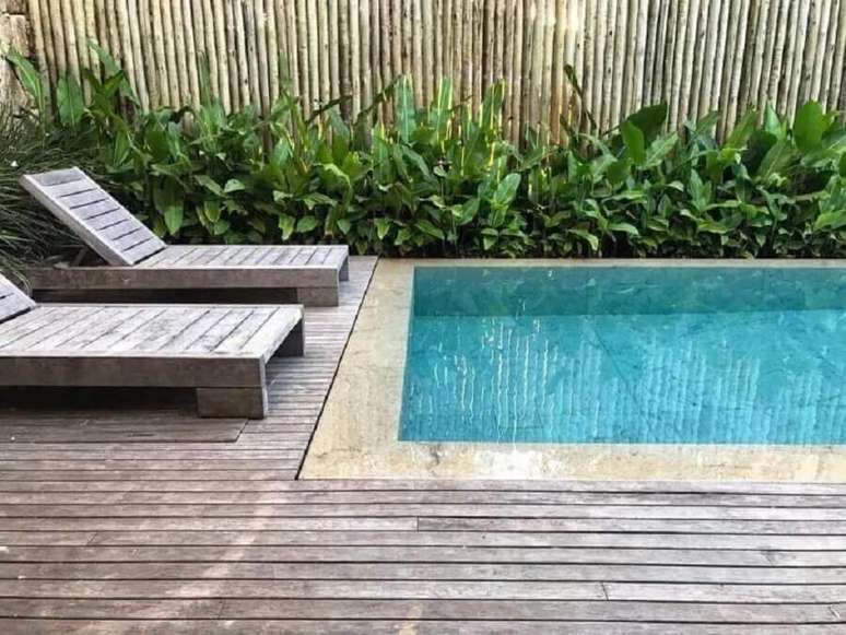 50. Modelo simples de espregui&ccedil;adeira de madeira para piscina para decora&ccedil;&atilde;o de &aacute;rea externa &ndash; Foto: Daniel Nunes Paisagismo