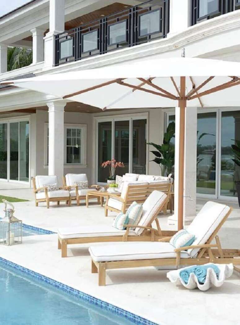 47. Mans&atilde;o decorada com almofada para espregui&ccedil;adeira de piscina &ndash; Foto: Bali Interiors