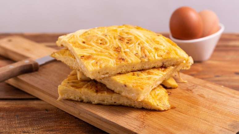 Fritada de espaguete aos 4 queijos – Foto: Guia da Cozinha