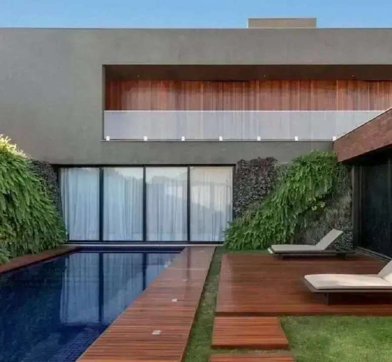 22. Deck de madeira para casa moderna decorada com espregui&ccedil;adeira de alum&iacute;nio piscina &ndash; Foto: Ninha Chiozzini Arquitetura