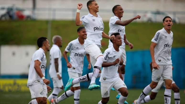 Jogadores do Santos comemoram gol com soco no ar (Foto: Divulgação/ Santos)