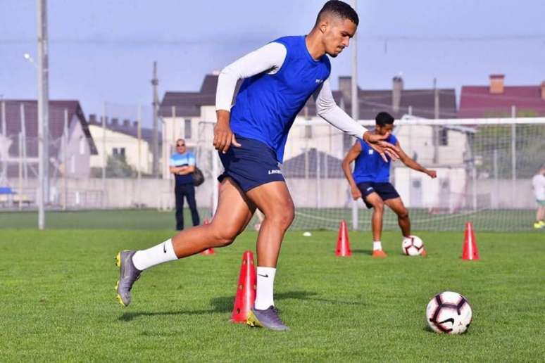 Cléber vive seu sonho de jogar no futebol europeu (Foto: Divulgação/FC Lviv)