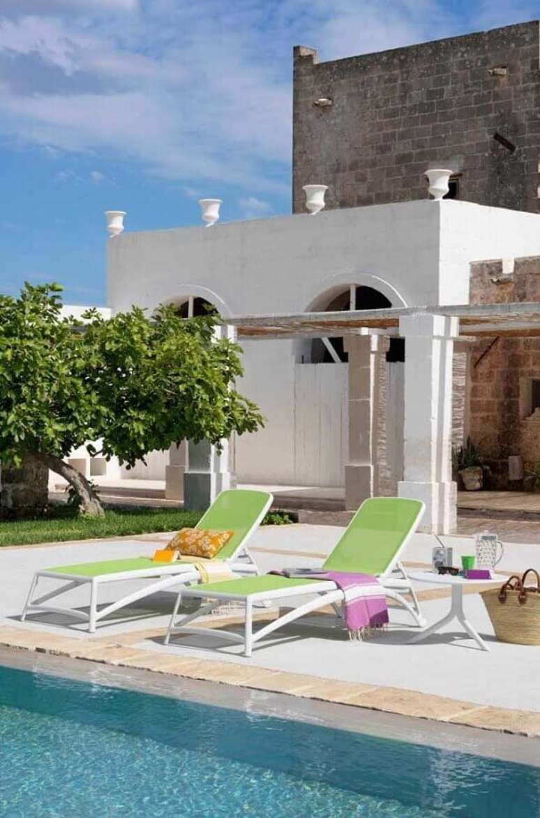 32. Decora&ccedil;&atilde;o de casa com cadeira espregui&ccedil;adeira de piscina &ndash; Foto: Decor F&aacute;cil