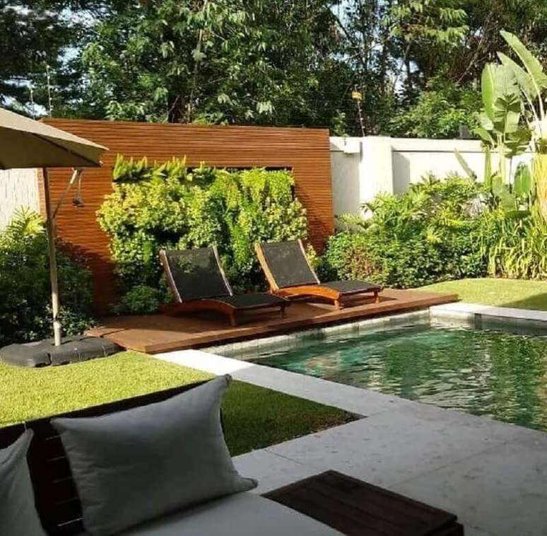 33. Decora&ccedil;&atilde;o de casa com jardim e cadeira espregui&ccedil;adeira de piscina &ndash; Foto: Creare Paisagismo