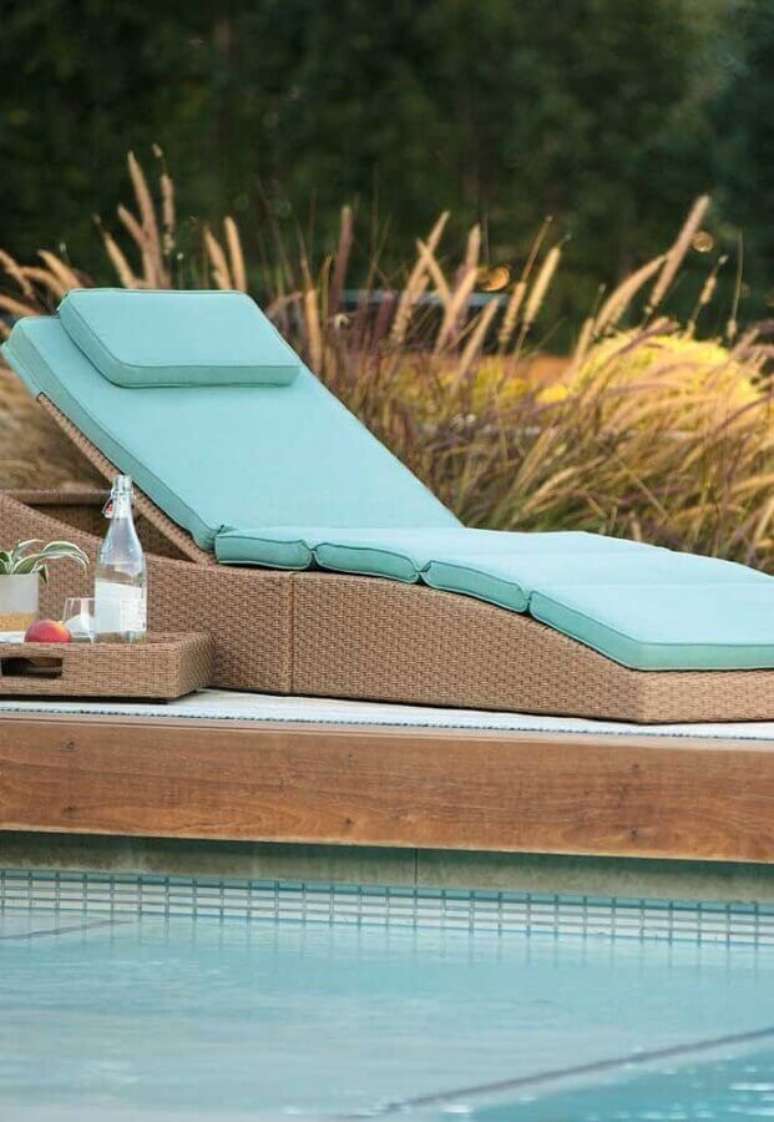 11. &Aacute;rea externa decorada com cadeira espregui&ccedil;adeira de piscina de fibras naturais &ndash; Foto: Decor F&aacute;cil