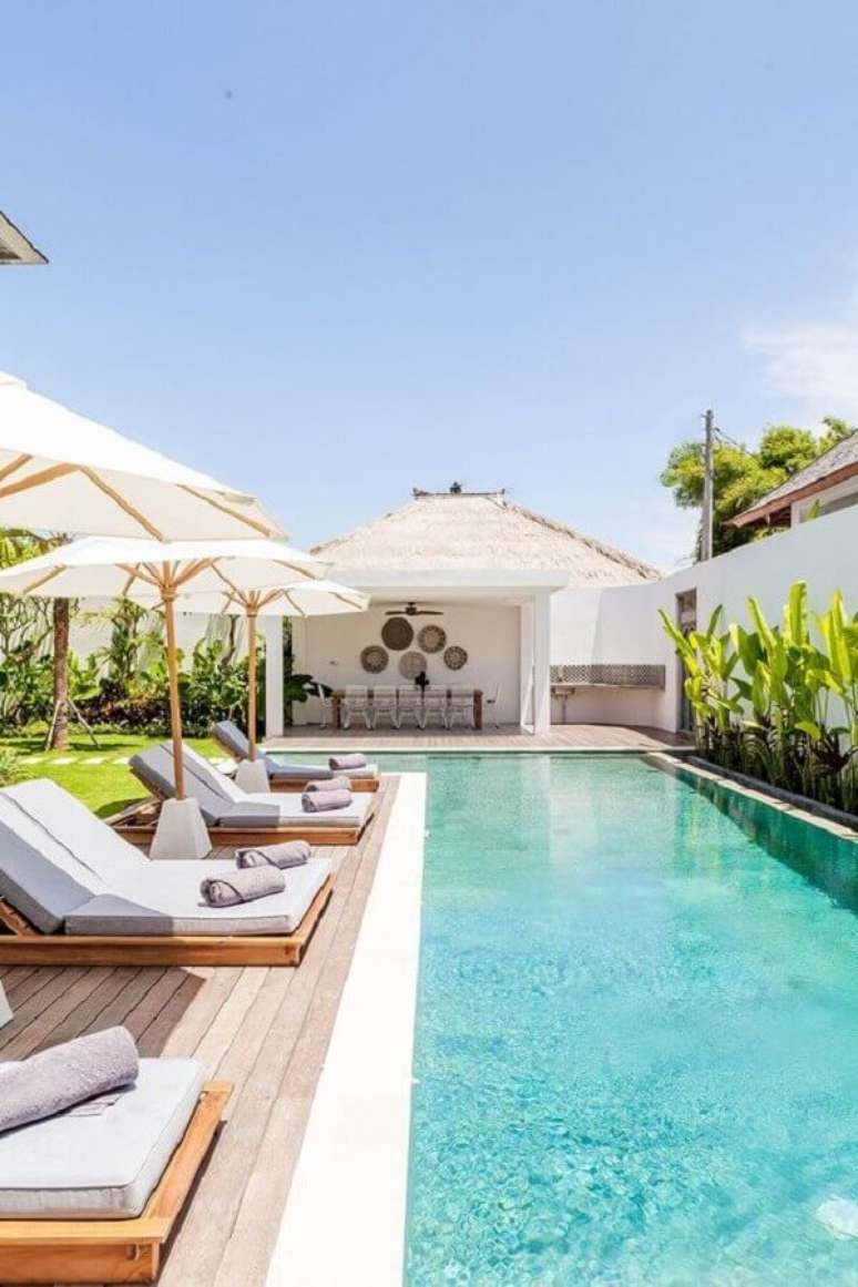 9. &Aacute;rea externa confort&aacute;vel decorada com espregui&ccedil;adeira de madeira para piscina Foto Bali Interiors