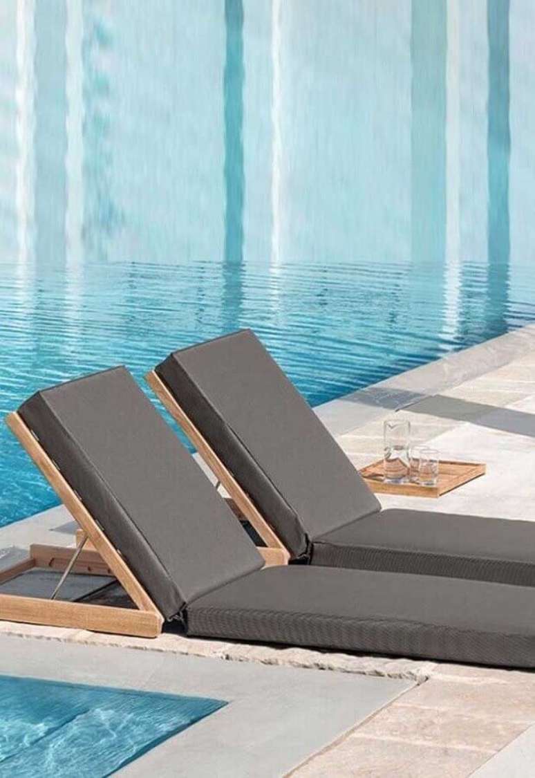 19. Cadeira espregui&ccedil;adeira de piscina para decora&ccedil;&atilde;o de &aacute;rea externa &ndash; Foto: Decor F&aacute;cil
