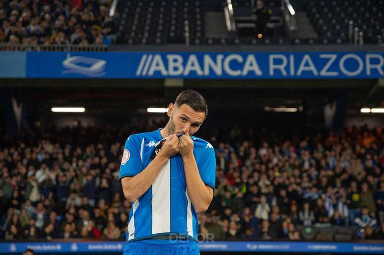 Lucas Pérez paga cerca de R$ 3 milhões do próprio bolso para defender clube da terceira divisão.