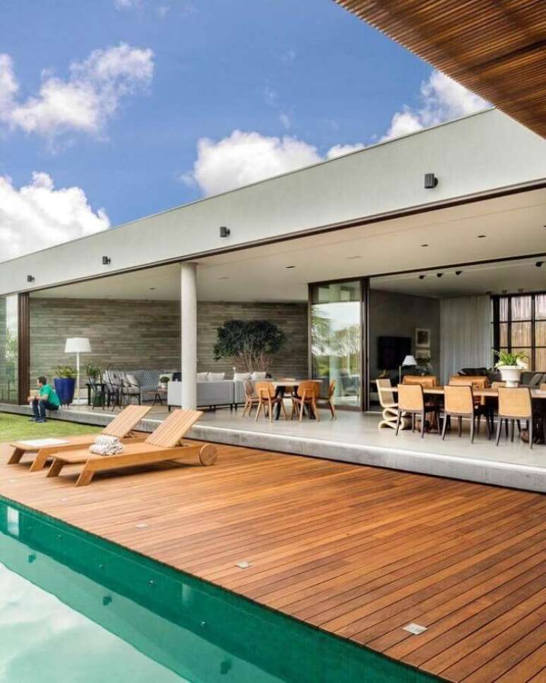 20. Casa conceito aberto decorada com espregui&ccedil;adeira de madeira para piscina &ndash; Foto: Bittar Arquitetura