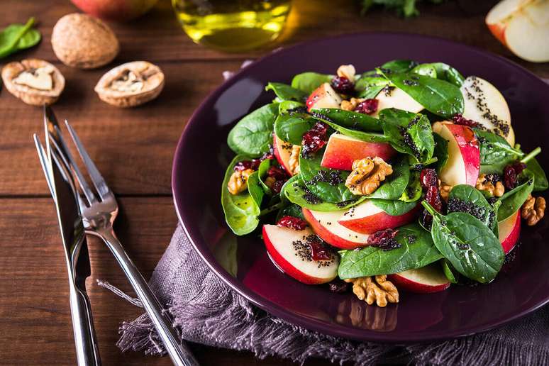 Salada de espinafre com maçã 