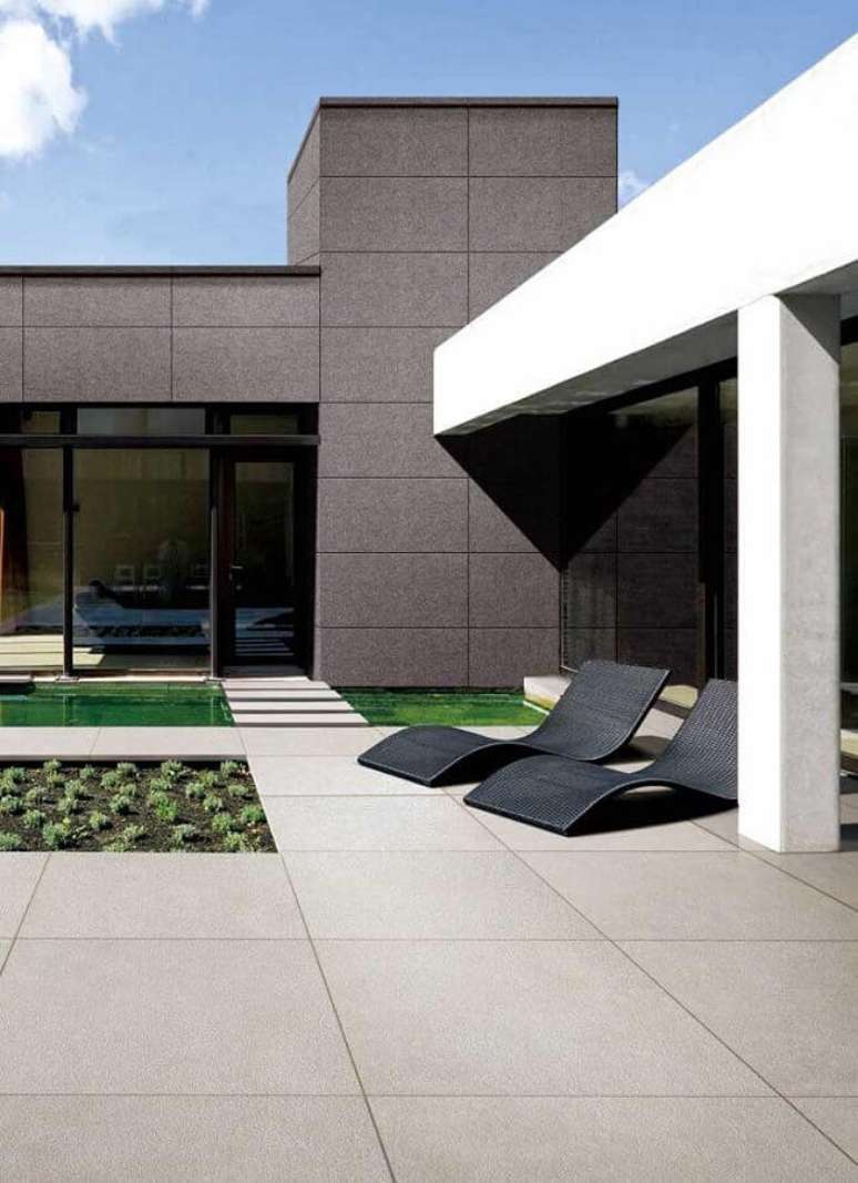 48. Mans&atilde;o moderna decorada com espregui&ccedil;adeira de piscina &ndash; Foto: Home Fashion Trend