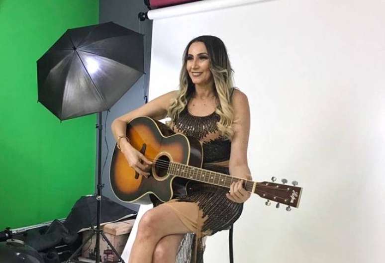 A artista, que alçou sucesso no forró com as músicas ‘Meu Vaqueiro, Meu Peão’ e ‘Saga de Um Vaqueiro’, havia descoberto a doença há cerca de um ano e precisou se afastar dos palcos para o tratamento.