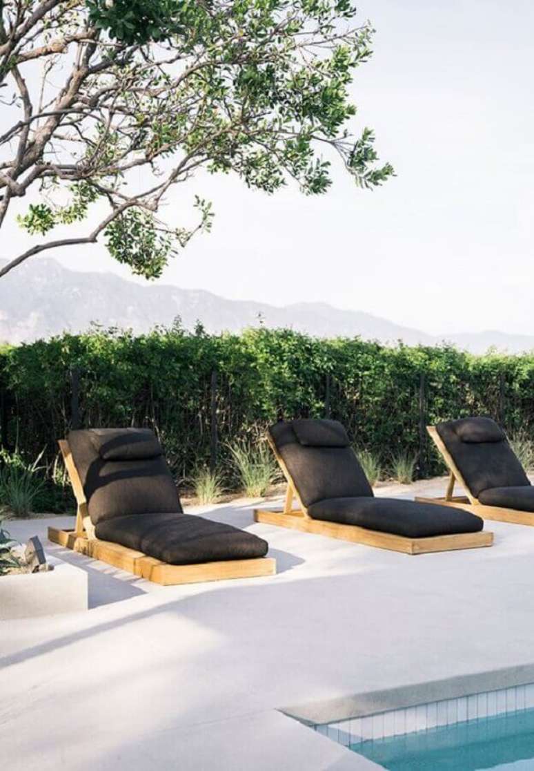 38. Decora&ccedil;&atilde;o moderna com almofadas pretas para espregui&ccedil;adeira de madeira para piscina &ndash; Foto: Behance