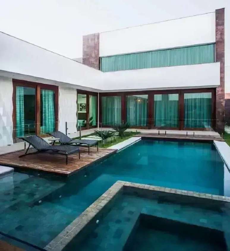 43. Espregui&ccedil;adeira de alum&iacute;nio piscina para decora&ccedil;&atilde;o de casa moderna &ndash; Foto: Roby Macedo Arquitetura