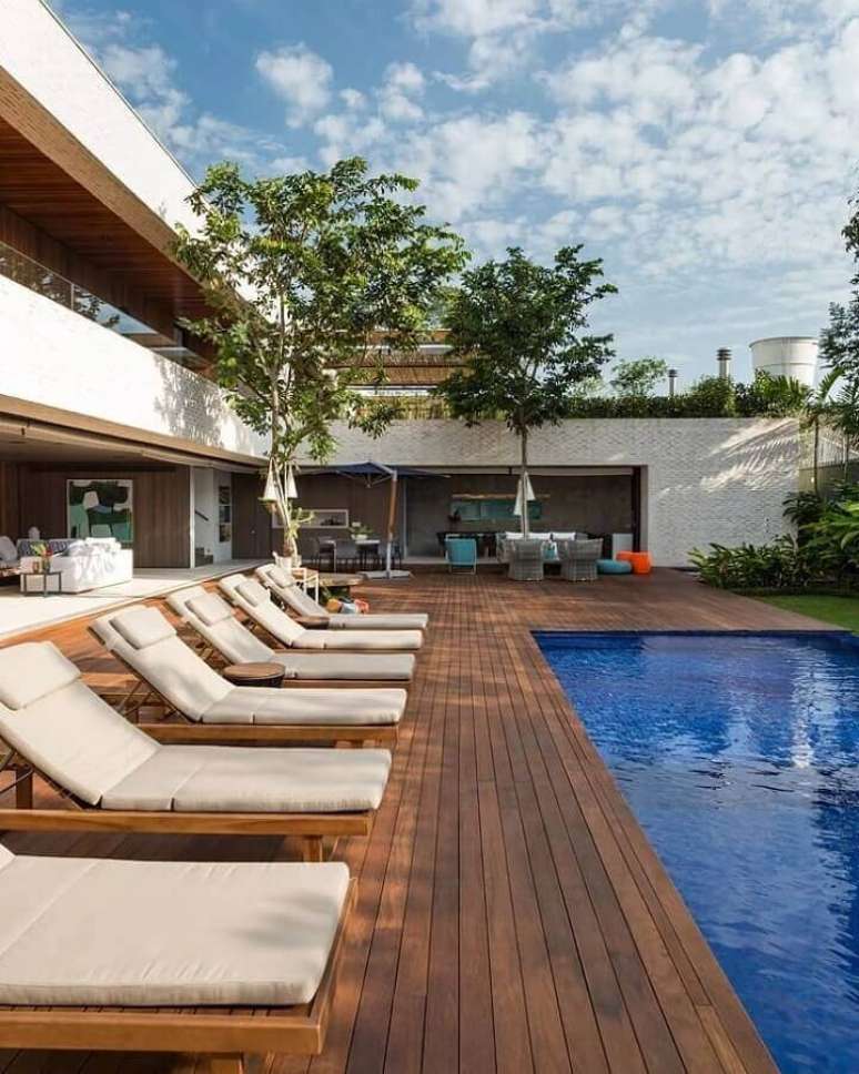 44. Espregui&ccedil;adeira de madeira para piscina de casa grande e moderna &ndash; Foto: In House