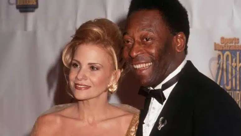 Assíria e Pelé em evento no exterior: o casal frequentava a alta sociedade dos Estados Unidos 