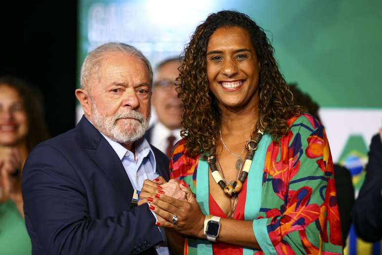 Anielle Franco, ministra da Igualdade Racial, ao lado de Lula 