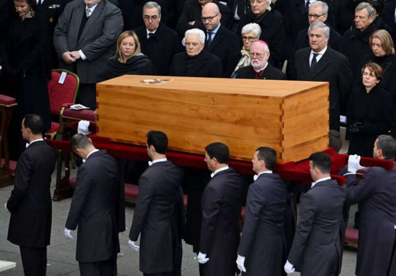 Meloni e Mattarella estavam na primeira fila das autoridades durante funeral