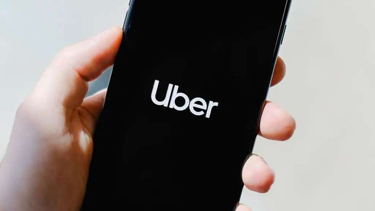 O Uber Moto é mais barato que o UberX, mas conta com o mesmo padrão de segurança dos demais serviços (Imagem: Tingey Injury Law Firm/Unsplash)