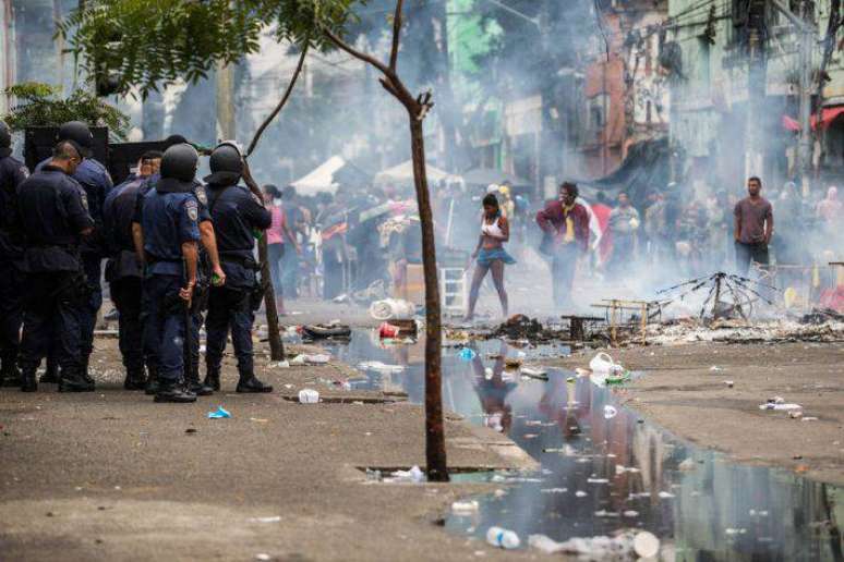 Confronto entre usuários de drogas da Cracolândia e guardas da PMs e da GCM na região central da cidade