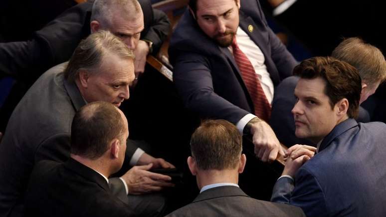 Um grupo de republicanos, incluindo Matt Gaetz (à direita), discute na Câmara dos Republicanos