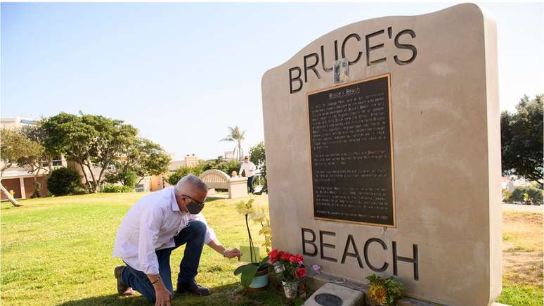 Uma placa na área de antigo resort homenageia Willa e Charles Bruce