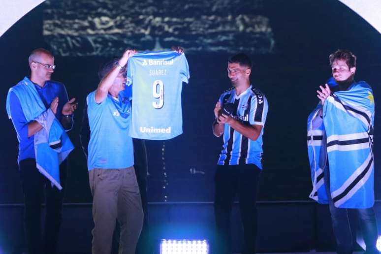 Suárez foi apresentado sob grande festa na Arena do Grêmio (Foto: Silvio Avila / AFP)