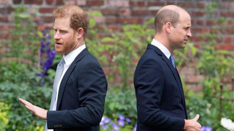 Os príncipes Harry e William de costas um para o outro