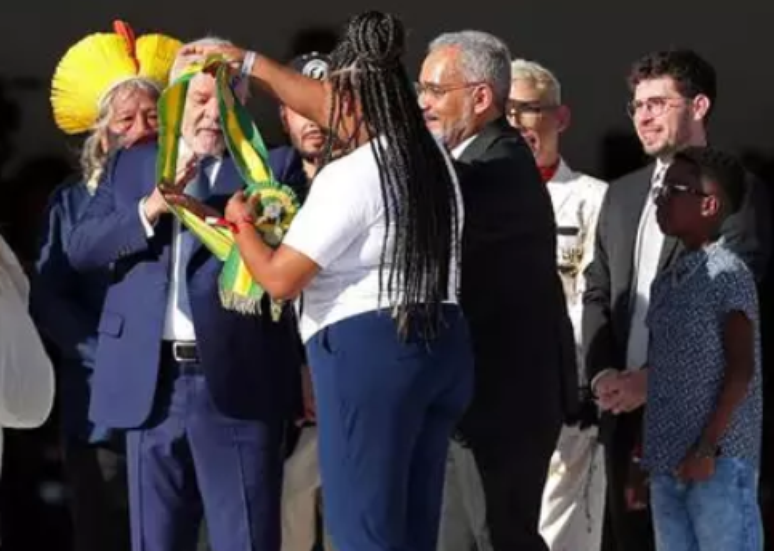 Aline Sousa ao passar a faixa presidencial para Luiz Inácio Lula da Silva