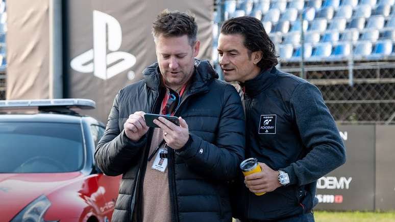 Diretor Neil Blomkamp e Orlando Bloom no set de Gran Turismo