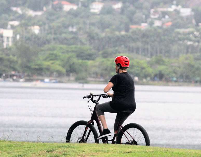 Ex-presidente andou de bicicleta na manhã desta quinta-feira, 5, acompanhada por um segurança