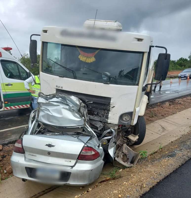 Polícia Militar Rodoviária informou que as vítimas são três homens e uma mulher. O motorista da carreta não se feriu. 