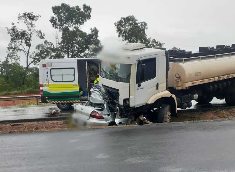 Colisão entre carro e caminhão deixa quatro mortos em Minas Gerais