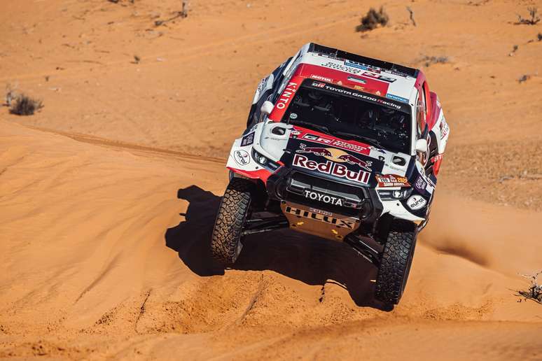 Nasser Al-Attiyah sobra entre os carros no Dakar 2023 até o momento 