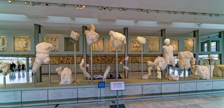 O Museu da Acrópole de Atenas exibe peças originais do Partenon e cópias de fragmentos que acabaram em coleções estrangeiras.