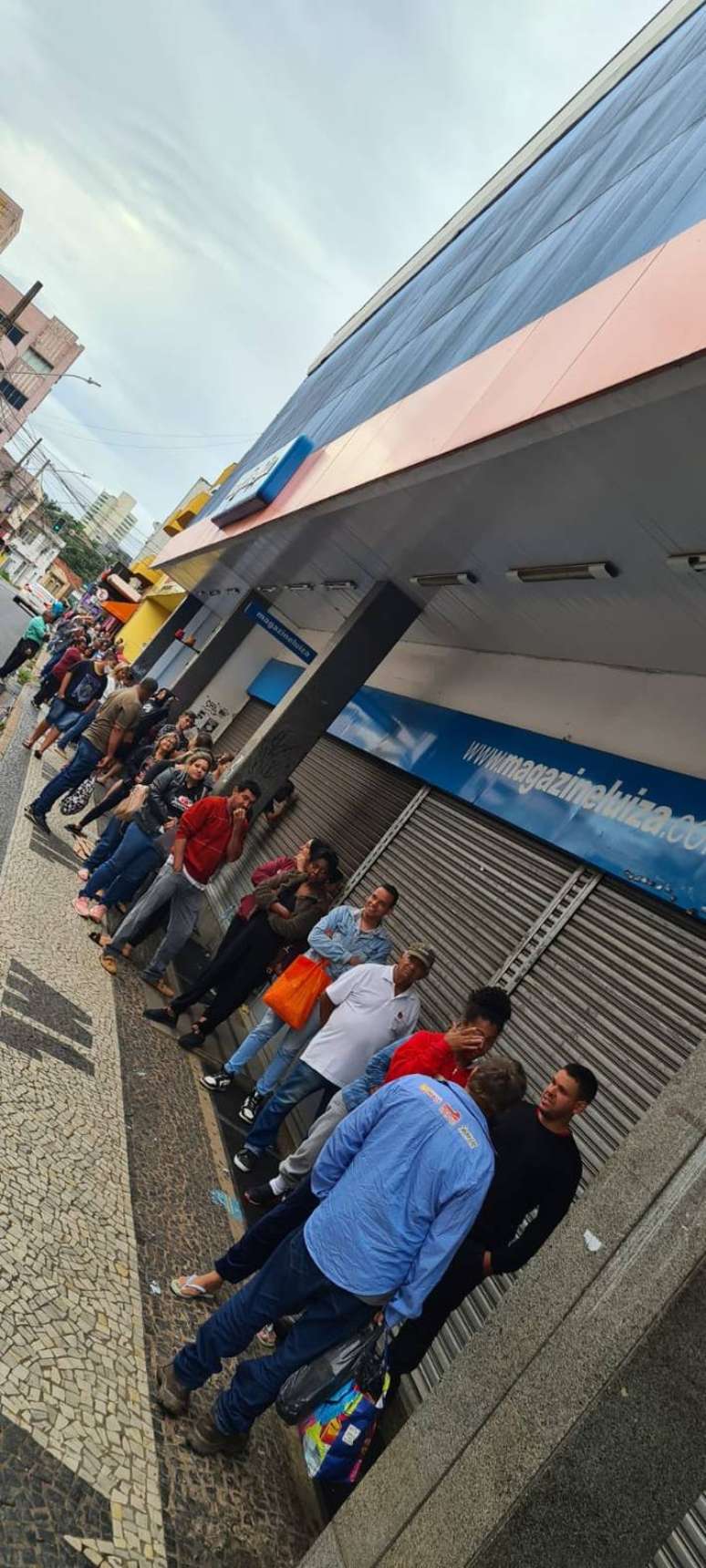 Fila para liquida&ccedil;&atilde;o em loja da Magazine Luiza em Uberaba (MG)