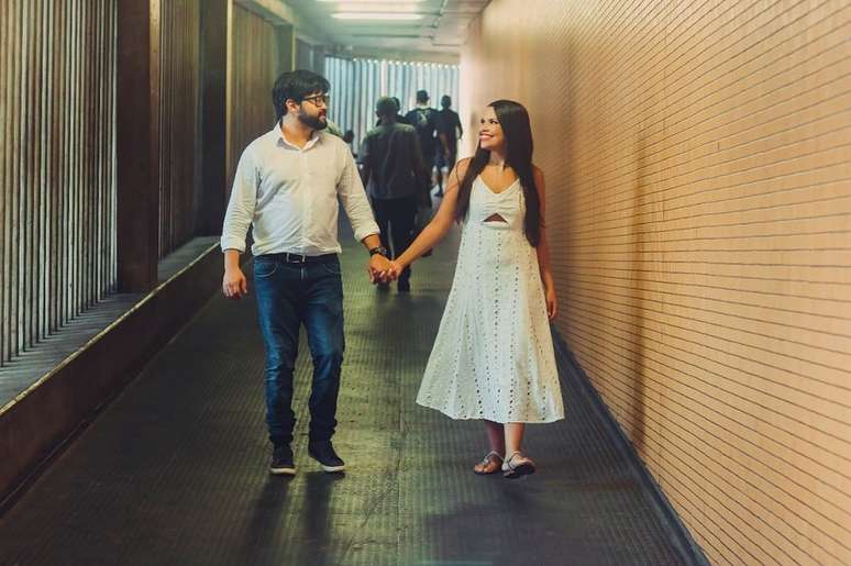 Casal Ra&iacute;za Melo e Thiago Conrado faz ensaio em terminal de &ocirc;nibus onde se conheceram