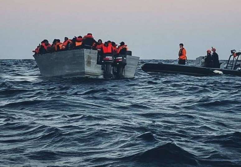 Migrantes à deriva no Mediterrâneo Central, em foto de arquivo