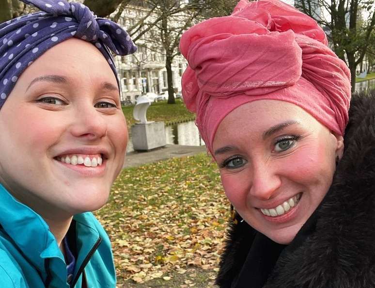 Laura e sua amiga holandesa Wendy, que também tem alopecia, em Roterdã, na Holanda.