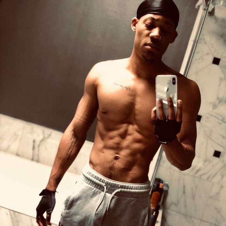 Tyler James Williams atualmente pesa 65 kg e segue uma dieta balanceada