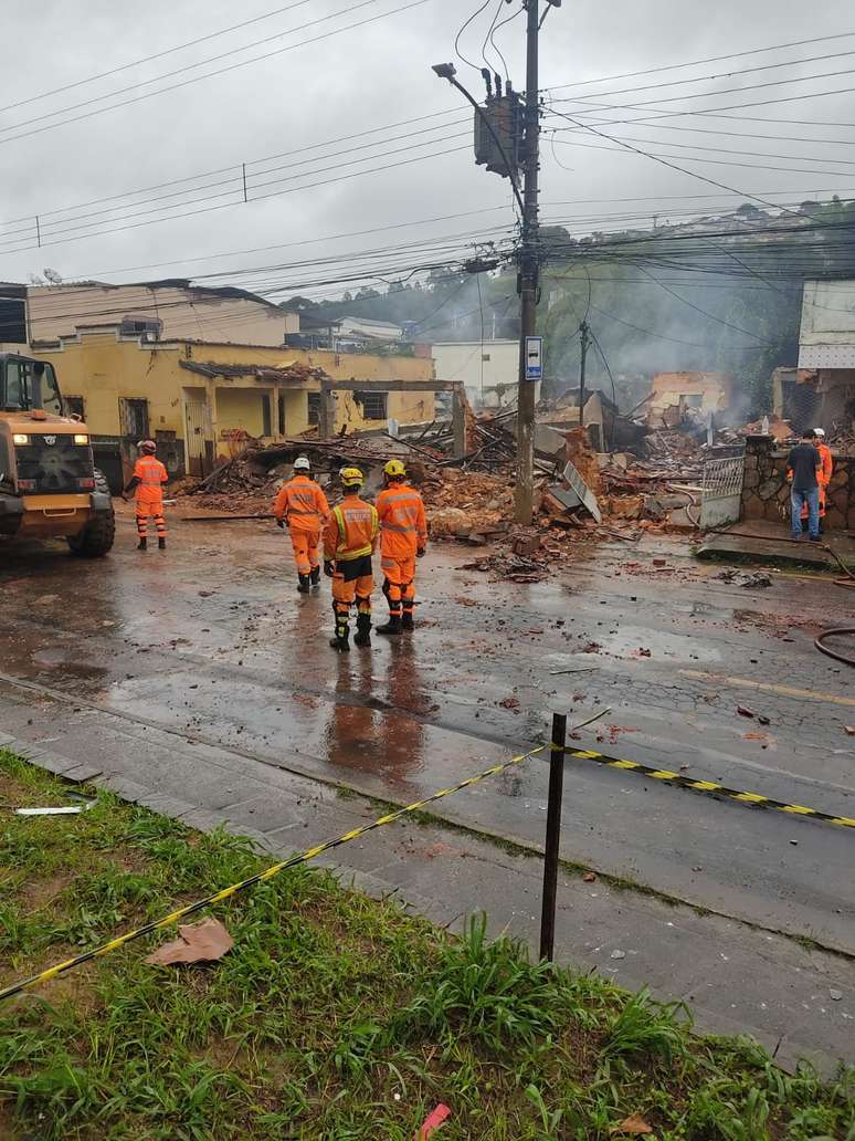 Ap&oacute;s o&nbsp;desabamento, outras duas casas foram atingidas parcialmente